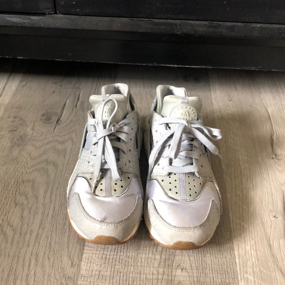 Size 8 women’s Huarache sneakers